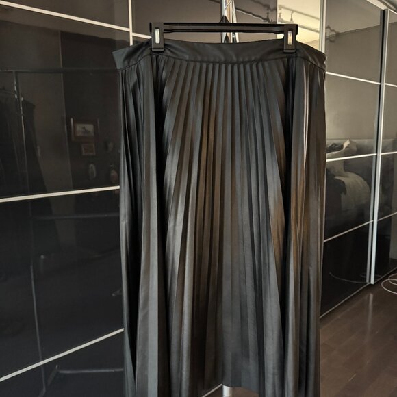 Ever New Curve Black Harmony Curve Vegan Pleated Skirt - Picture 4 of 4